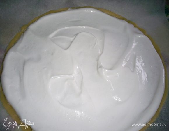 Намазываем корж 4-ой частью белковой массы, не доходя до края на 0,5см.