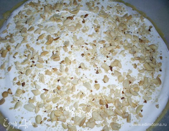 Посыпаем сверху 4-ой частью измельченных грецких орехов. Выпекаем   20-25 минут при температуре 180 градусов. Безе должно подсохнуть и зарумяниться.
Таким образом выпекаем 4 коржа. Я выпекала по 2 за один раз. Белки взбивала все сразу. Взбитые белки спокойно дожидались своей участи в холодильнике и не осели.