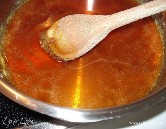 Первое,что необходимо приготовить-это карамель,т.к. она должна полностью остыть и стать густой.Для этого нам понадобится 3-4 часа.
Сливки довести до кипения,снять с огня.Сахар карамелизировать на сухой сковороде до янтарного цвета,снять с огня,добавить масло,перемешать до однородной массы,влить сливки,перемешать.