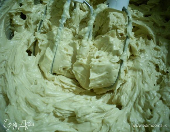 Для масляного крема размягченное масло взбиваем миксером до побеления. По одной столовой ложке добавляем вареную сгущенку и каждый раз взбиваем до однородной массы.