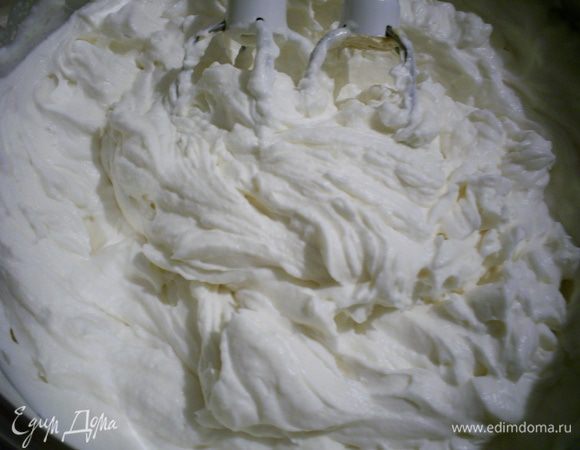 Для сметанного крема сметану лучше взять домашнюю, тогда перед взбиванием рекомендую добавить в нее полстакана молока. Магазинную лучше взять жирностью от 25%.
Взбиваем сметану с сахаром до полного его растворения. Крем должен получиться достаточно густым.