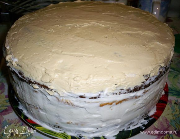 Пожалуйста внимательно отнеситесь к порядку сборки торта:
1.Шоколадный бисквит.
2.Сметанный крем.
3.Корж с безе орехами вверх.
4.Масляный крем.
5.Корж с безе орехами вниз.
6.Сметанный крем.
7.Корж с безе орехами вверх.
8.Масляный крем.
9.Корж с безе орехами вниз.
10.Сметанный крем.
11.Шоколадный бисквит.
Бока торта я обмазала оставшимся сметанным кремом, а верх выровняла масляным. Ставим наш торт в холодильник, желательно на пару часов.