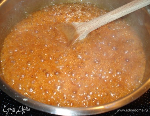 Поставить на огонь,довести до кипения и оставить кипеть несколько минут.Затем карамель остудить,перелить в емкость,накрыть и хранить в холодильнике.