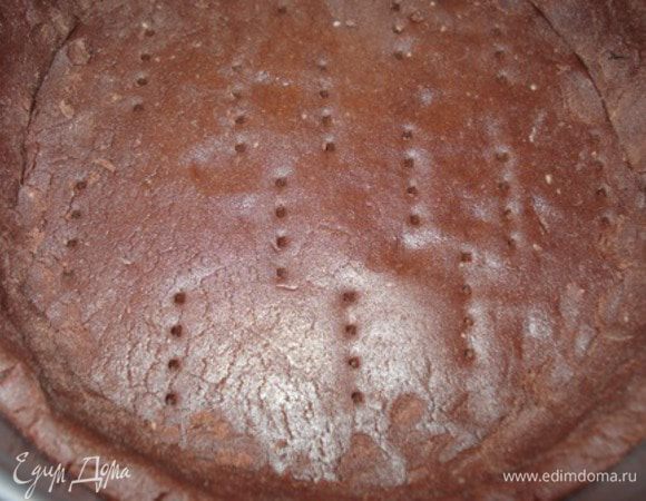 Форму смазать сливочным маслом.Рабочую поверхность присыпать мукой,раскатать тесто толщиной 3-4см.
Переложить тесто в форму,формируя бортики.Дно наколоть вилкой,поставить в холодильник на 30 мин.