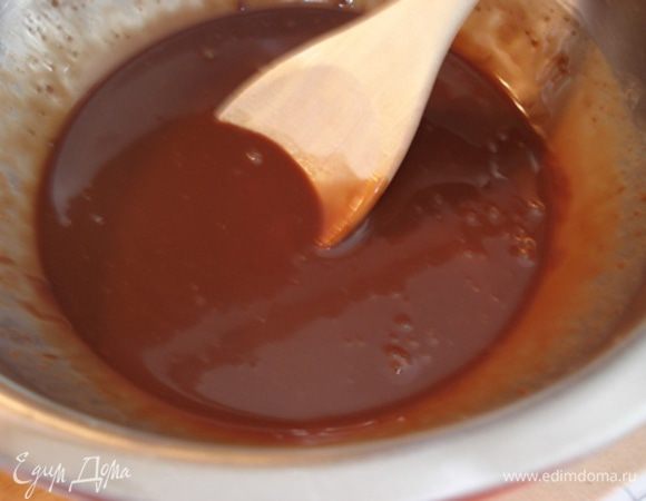 Ганаш:
шоколад измельчить,сливки довести до кипения,снять с огня и соединить с шоколадом,перемешать до объединения.
На дно основы из теста вылить карамель,на карамель-ганаш.
поставить тарт в холодильник на 2-3 ч.