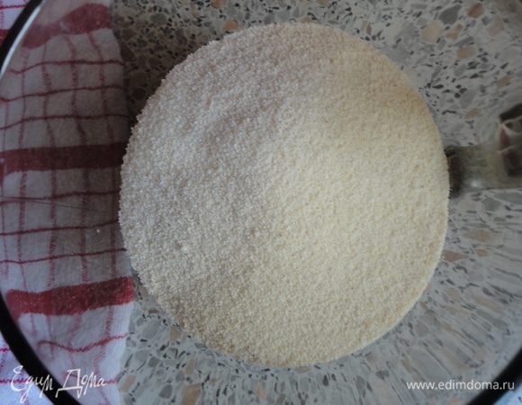 Взять 1 стакан манной крупы.