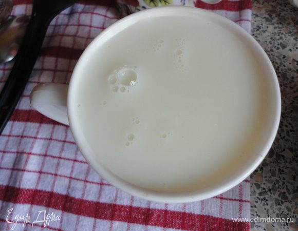 Стакан молока, залить манку и оставить на 30 минут.