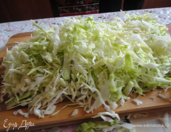 Капусту мелко нашинковать.