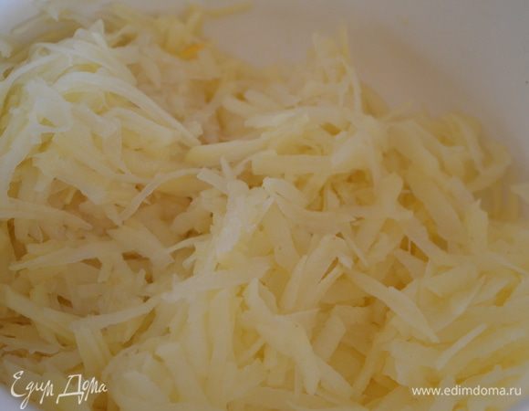 Картофель помойте, почистите и натрите на крупной терке. Если дал сок, отожмите.