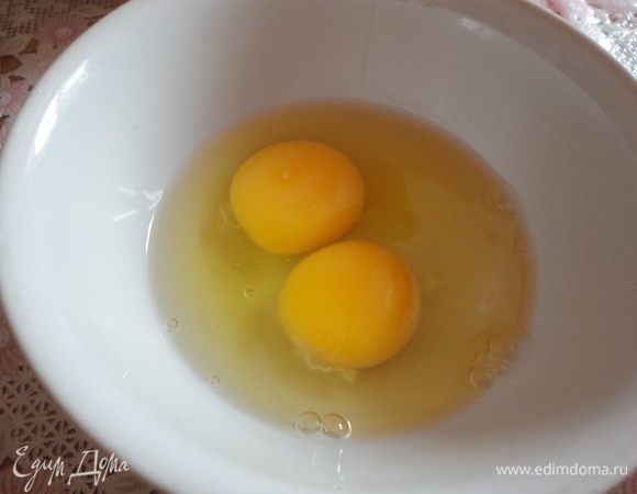 Яйца взбить.