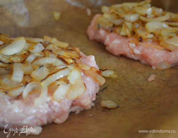 На фарш выложите обжаренный лук.