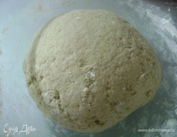 Дрожжи растворить в теплом молоке, добавить соль, сахар и всю просеянную муку, замесить однородное тесто. Муки может понадобиться больше или меньше, тесто не должно прилипать к рукам. Накрыть полотенцем и оставить тесто на 1 час. 