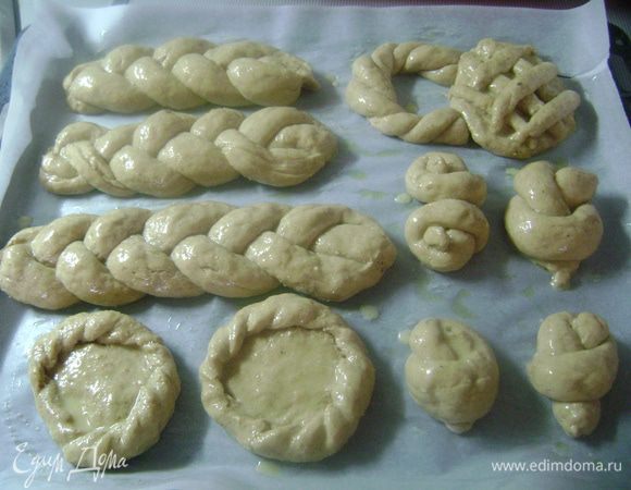 Смазать изделия слегка взбитым яйцом