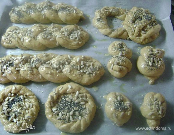 и посыпать семенами подсолнечника, маком и кунжутом. 