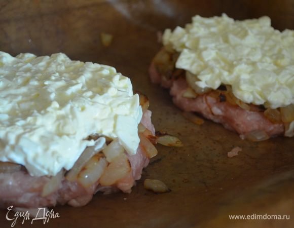 Затем сметанно–яичную массу.