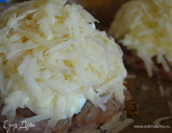 Далее идет слой тертого картофеля. Посолите его по вкусу. Запеканка будет похожа на стог сена.