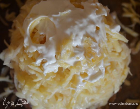 Сверху выложите сыр и смажьте все сметаной. Примерно по 2 ст. л. на стожок.