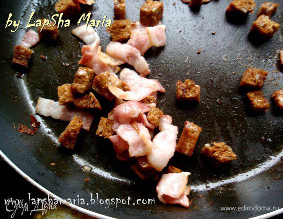 В эту сковороду отправляем порезанные на небольшие пластинки кусочки бекона и кубики хлеба. Обжариваем 3-5 минут. Хлеб не обязателен, но мой муж больше любит так. Получается сытнее. Можно капнуть ещё немного масла, но и без него гренки отлично подрумяниваются. 