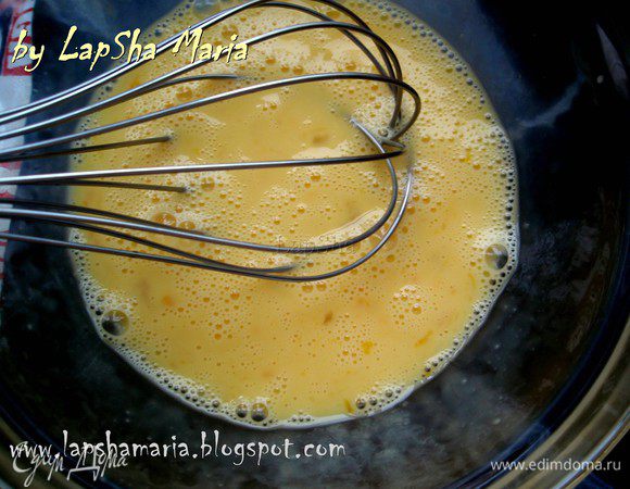 Яйца взбиваем в миске вместе с солью и молоком.