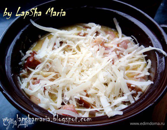 Сверху щедро присыпаем любимым сыром. Ставим в духовку на 20-25 минут при температуре 200С. духовку в процессе не открываем. Готовый омлет немного опадет, когда его достаешь из духовки, но не сильно, остается очень воздушным и нежным. 