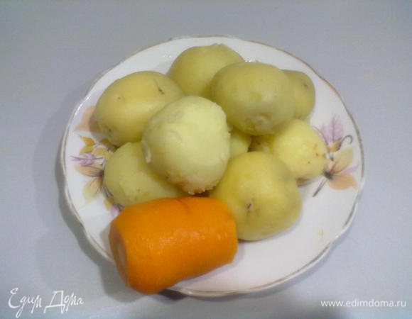 Картофель и морковь отварить в мундирах,очистить от кожуры, остудить