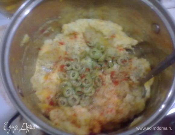 Картофельразмять в пюре,морковь и сыр натереть на мелкой терке,вбить яйца, оливки порезать колечками или мелко (как вам нравится),все соединить,посолить,поперчить,добавить все специи (у меня-базилик и паприка, можно добавить грибочки,каперсы и т.д.). Хорошенько вымешать.