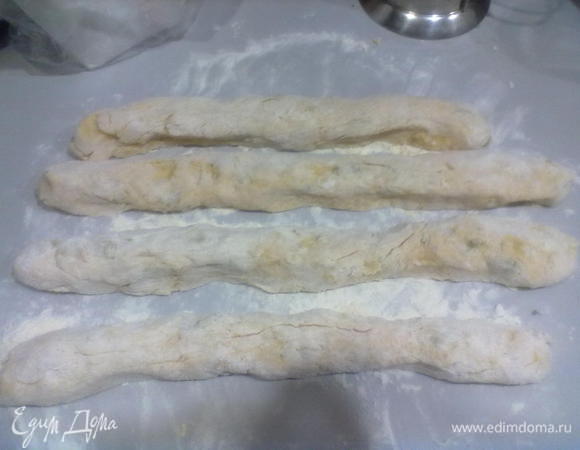 Раскатаем 4 колбаски,дадим им немного отдохнуть - 5-7 мин.