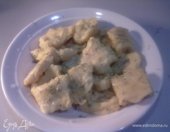 Я из одной половины сделала ньокки (клецки), отварила их в подсоленной воде с добавлением растительного масла до готовности. Можно подавать как отдельное блюдо,или как гарнир к мясу,рыбе,овощам. У них очень нежный,приятный вкус.