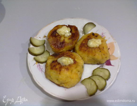 Формируем "пирожки" или кармашки (если будете выпекать). Я их просто пожарила на сковороде (так быстрее). Подождите,пока остынут, и ..... Это просто чудо, как вкусно. Тесто нежное,ароматное, фарш сочный,пальчики оближешь.Можно сделать фарш из капусты или из сыра или....