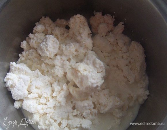 Берем глубокий сотейник, кладем творог, добавляем соду и  растереть. Затем добавить молоко и размешать. Затем сотейник ставим на плиту, на медленном огне, постоянно помешивая. Когда смесь начнет постепенно плавиться, добавить соль и масло. Довести до полного растворения творога, постоянно помешивая. Горячим разлить в емкость, дать остыть и в холодильник на 10-12 часов. затем намазываем на хлеб, и очень вкусный бутерброд готовый. можно еще поджарить гренку, и на верх сырок. Приятного аппетита. 