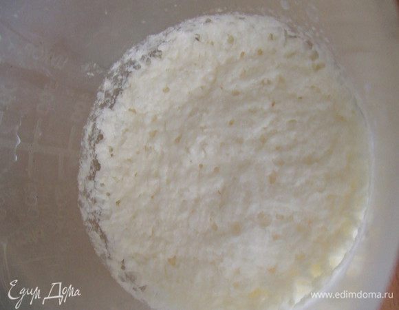 Берем глубокую пластмассовую чашку,вливаем кислое молоко добавляем чайную ложку соды (если молоко очень кислое, то 1,5 ложки) и перемешиваем. Все вспенится и увеличится в объеме. Дать постоять около 5 минут.Потом добавить яйца, и хорошо взбить. Добавляем сахар и еще раз взбиваем. Выкладываем тесто в смазанную маслом  и посыпанную мукой форму и ставим в прогретую духовку (180 С) на 25-30 минут. Вынимаем и даем немного остыть. Посыпаем сахарной пудрой.