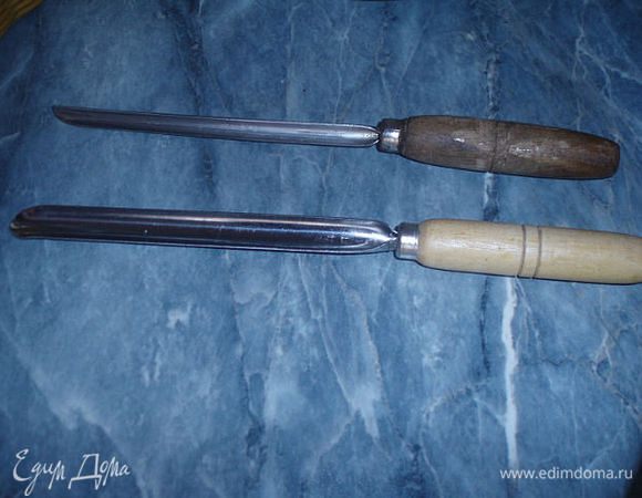 Кабачки помыть, срезать плодоножку и аккуратно вот такой штучкой вынуть мякоть. Стенки кабачка должны оставаться не поврежденными, не тонкими и не толстыми. Это нужно чуствовать. А чтобы научиться нужно набить руку потренировавшись.