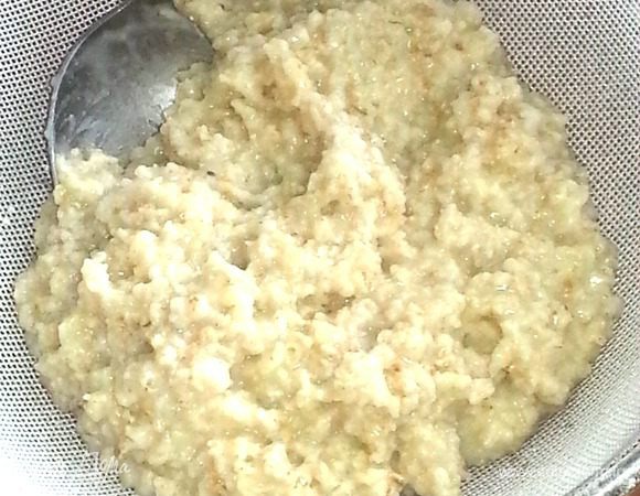 Выкладываем кашку на сито и начинаем усиленно протирать,это займёт несколько минут, но, возможно, и блендером получится!