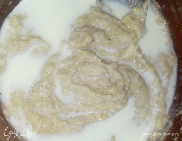 Добавляем потихоньку тёплое молоко и смотрим консистенцию (тум не должен быть слишком жидким!), может у кого-то уйдёт полстакана молока...