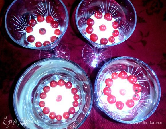 По краю выкладываем ягодки,чтобы их было видно через стекло!