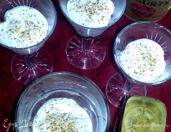 Сверху присыпать приправу для кофе и десертов,в неё входят: корица,гвоздика,кардамон и ваниль (мне привозят её из Новгорода знакомые, здесь почему-то её нет...)