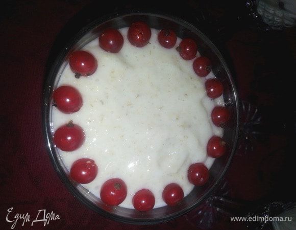 А в большом стакане продолжаем овсяный+ягодки,сверху шапочка йогурта!