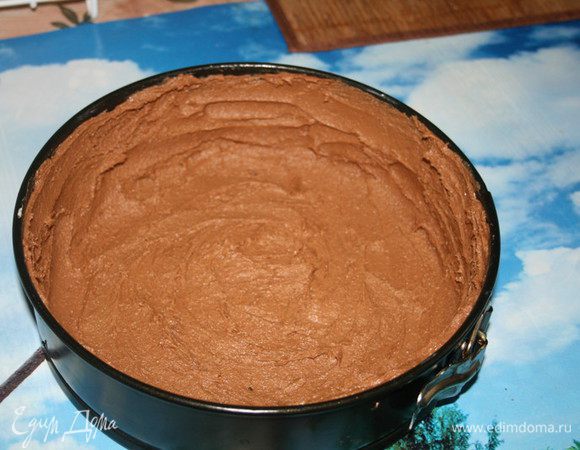 Замесить тесто и поделить на 2 части. Меньшую часть теста -  положить в морозилку на 20 минут, а большей - выложить дно и бока формы.