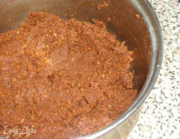 Пирожные можно приготовить заранее. Сухари измельчить в крошку, смешать с сахаром и какао. Молоко с маслом довести до кипения и объединить с сухой смесью. 