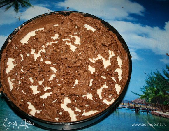 На тесто выложить начинку. Натереть на крупной тёрке  меньшую часть теста (из морозилки) и разложить сверху пирога.