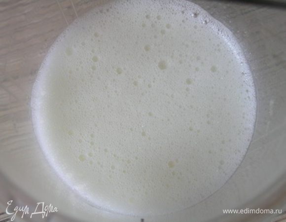 Белки немного взбить со щепоткой соли,