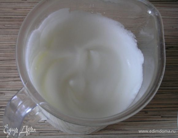 добавить лимонный сок, продолжая взбивать,