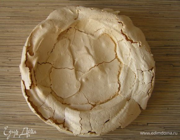 Выпекать при 130*С 1,5-2 часа. Полностью остудить безе в духовке, не вынимая.***Как я не берегла свой торт, он все равно растрескался :(