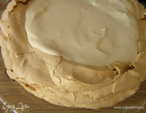 Сливки взбить до устойчивых форм пик и выложить на торт.