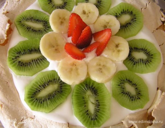 и клубникой. Торт готов!