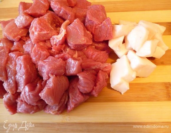 Мясо и сало нарезать кусочками.