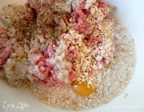 Пропустить через мясорубку вместе с одной луковицей,добавить измельченный чеснок,овсяные хлопья,яйцо,минеральную воду,соль,перец молотый.