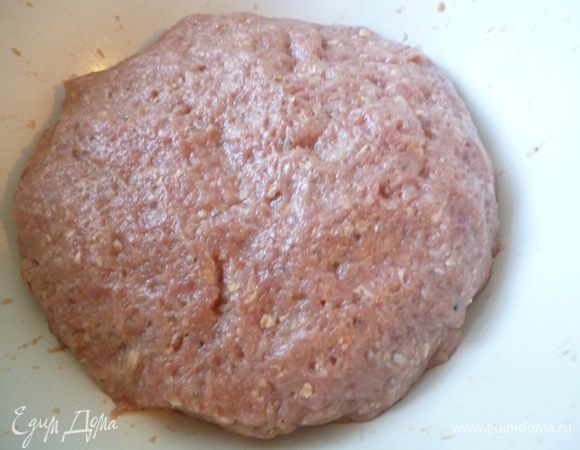 Фарш перемешать и немного отбить.Закрыть крышкой и поставить в холодильник на 30-40 минут.