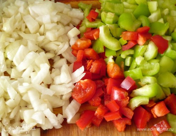 Подготовить овощи:лук и перец нарезать кубиком.Яблоки почистить и тоже нарезать кубиком.