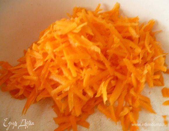 Морковь и помидоры натереть на крупной терке.